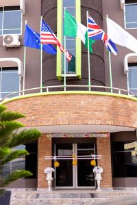 Le Masik Hotel في Ilora: مجموعة من الأعلام فوق مبنى من الطوب
