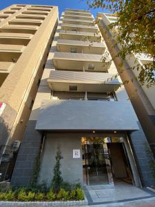 un edificio di alto livello con una porta di fronte di LANG Hotel Kameido-2#Near Akihabara#チェックアウトのみ清掃あり a Tokyo