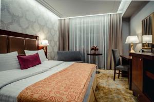 Un pat sau paturi într-o cameră la Wellness & Spa Hotel Kaskady