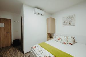 Postel nebo postele na pokoji v ubytování Pensiunea Smiley