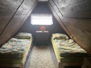 Posteľ alebo postele v izbe v ubytovaní Chalupa u Šlikovky