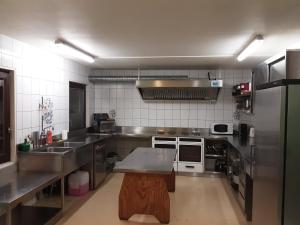 Hostel Le Chandelier的厨房或小厨房