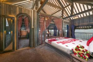 Tempat tidur dalam kamar di The Mong Village Resort & Spa