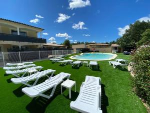 Piscine de l'établissement LE PARADIS ACQUIS ou située à proximité