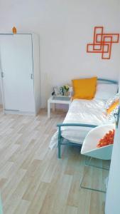 Habitación con cama y mesa. en Chambre privée avec clé, WIFI dans appartement (SDB, WC, Cuisine, partagés), en Juvisy-sur-Orge