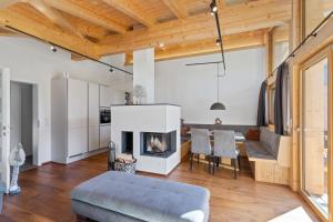 A seating area at Chalet Wirklich Wunderbar