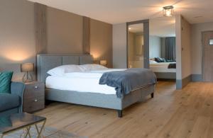 - une chambre avec un grand lit et un canapé dans l'établissement Wyna Motel, à Neudorf