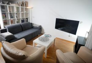 ein Wohnzimmer mit einem Sofa und einem Tisch in der Unterkunft ruhige Terrassen-Whg. 68qm im Stadtzentrum (bis 5 Personen) checkin123 in Wiesbaden