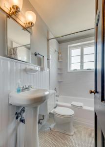 納許維爾的住宿－Nashville Home with A View -203，白色的浴室设有水槽和卫生间。