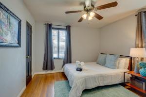 een slaapkamer met een bed en een plafondventilator bij Nashville Home with A View -203 in Nashville