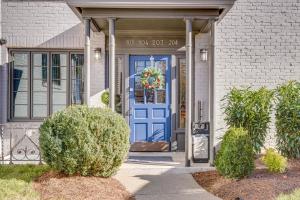 uma porta azul da frente de uma casa com arbustos em Nashville Home with A View -203 em Nashville