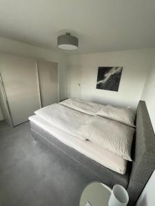 1 dormitorio con 1 cama grande en una habitación en Ferienwohnung "Am Wald 2", en Boppard