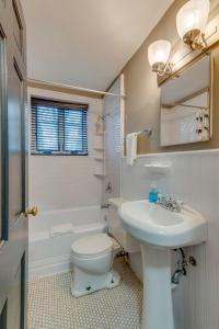 een witte badkamer met een toilet en een wastafel bij Nashville home in the center of it all -107 in Nashville