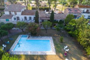 an overhead view of a swimming pool in front of a house at Auberge de la Tour -Appartements- in Valros