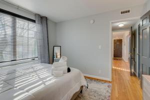 Nashville Flat w/View Walkable -207 في ناشفيل: غرفة نوم بيضاء مع سرير كبير ونافذة