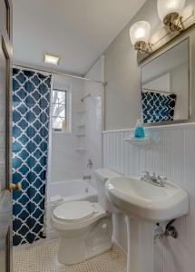 een badkamer met een wastafel, een toilet en een douche bij Nashville Flat w/View Walkable -207 in Nashville