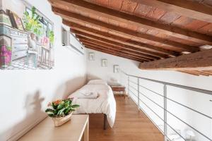 フィレンツェにあるUna Finestra su Firenzeの木製の天井が特徴のベッドルーム1室(ベッド1台付)