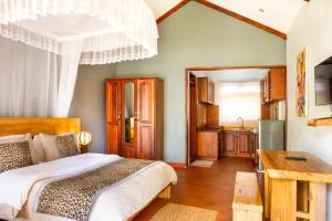 מיטה או מיטות בחדר ב-Kisubi Forest Cottages