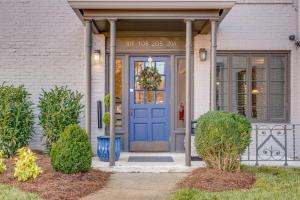 een blauwe voordeur van een huis met een krans erop bij Nashville Flat Across From Vanderbilt -205 in Nashville