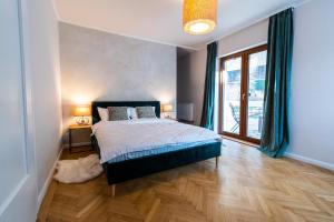 una camera con un letto e una grande finestra di Castel'or Residence - Deluxe Restored Apartment in the heart of Old Town with Unique Views of Tampa Mt a Braşov