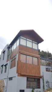 ダノルティにある2BHK Hill View Villa in Woodsの窓の多い建物