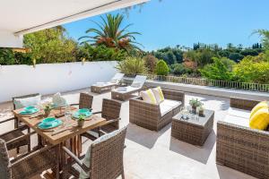 taras ze stołem i krzesłami na dachu w obiekcie Las Lomas de Marbella Club w Marbelli