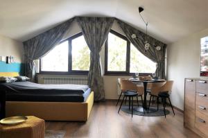 A bed or beds in a room at Borovets Forest view (A56)