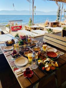 - une table avec des assiettes de nourriture sur la plage dans l'établissement Iznik Askania, à İznik