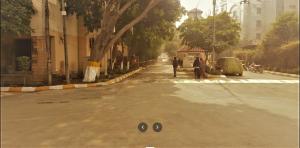 Une rue vide avec deux cercles noirs sur la route dans l'établissement Luxury 3 Bedrooms Apartment, à Lahore