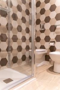 une salle de bain avec douche et toilettes dans l'établissement Mama House, à Milan 28 autres photos