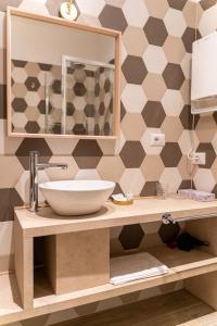 une salle de bain avec un lavabo et une vasque sur un comptoir dans l'établissement Mama House, à Milan
