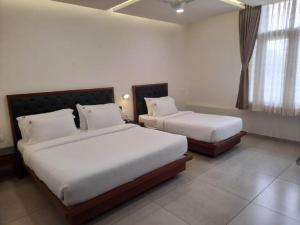 Un pat sau paturi într-o cameră la Ashok inn