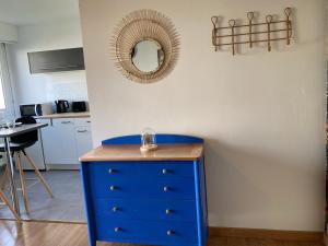 eine blaue Kommode in einer Küche mit Spiegel in der Unterkunft Lumineux Studio 30m² sur Cour - Proche Tram/Centre in Nantes