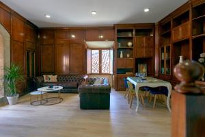 a living room with a couch and a table at Casa de las Argollas Dúplex Grand Suite in Plasencia