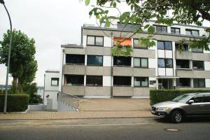 a building with a car parked in front of it at Ferienwohnung Fördeglück in Glücksburg