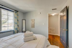 - une chambre avec un grand lit blanc et une fenêtre dans l'établissement Apt in Hillsboro Village by Vandy -105, à Nashville