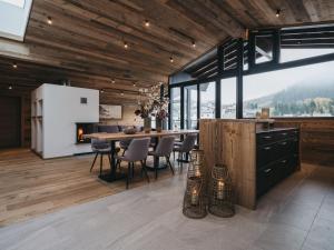 a kitchen and dining room with a table and chairs at VAYA Galtür Paznaun in Galtür