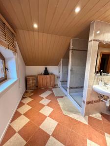 Ένα μπάνιο στο Villa Barwald +26 φωτογραφίες