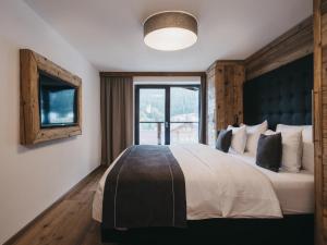 Postel nebo postele na pokoji v ubytování VAYA Galtür Paznaun inklusive Silvretta Card Premium im Sommer