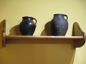 zwei schwarze Vasen auf einem Regal in der Unterkunft Casa Rural Fuente Tía Canora in Solosancho
