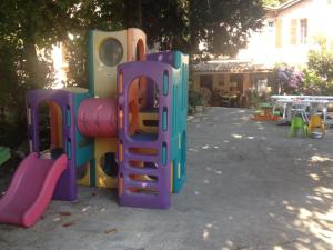 Otroško igrišče poleg nastanitve Hostellerie du loup
