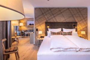 Łóżko lub łóżka w pokoju w obiekcie Defereggental Hotel & Resort