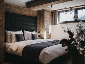 Postel nebo postele na pokoji v ubytování VAYA Galtür Paznaun inklusive Silvretta Card Premium im Sommer