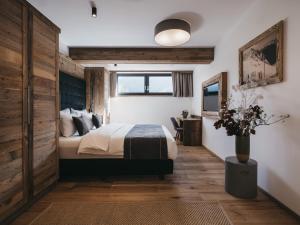 Postel nebo postele na pokoji v ubytování VAYA Galtür Paznaun inklusive Silvretta Card Premium im Sommer