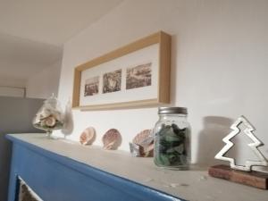 a shelf with shells and a christmas tree on it at maison de pécheur typique presqu’île Saint Jacut Sur Mer in Saint-Jacut-de-la-Mer +35 photos