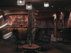 Lounge nebo bar v ubytování VAYA Galtür Paznaun inklusive Silvretta Card Premium im Sommer