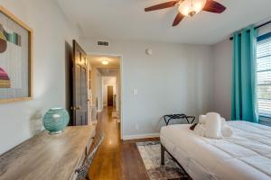 een slaapkamer met een bed en een plafondventilator bij Apartment by Vandy Minutes to Downtown -102 in Nashville