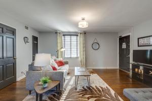 een woonkamer met een bank en een tafel bij Apartment by Vandy Minutes to Downtown -102 in Nashville