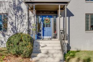 een blauwe deur op een huis met een krans erop bij Apartment by Vandy Minutes to Downtown -102 in Nashville