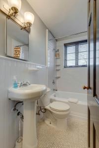 een witte badkamer met een wastafel en een toilet bij Apartment by Vandy Minutes to Downtown -102 in Nashville